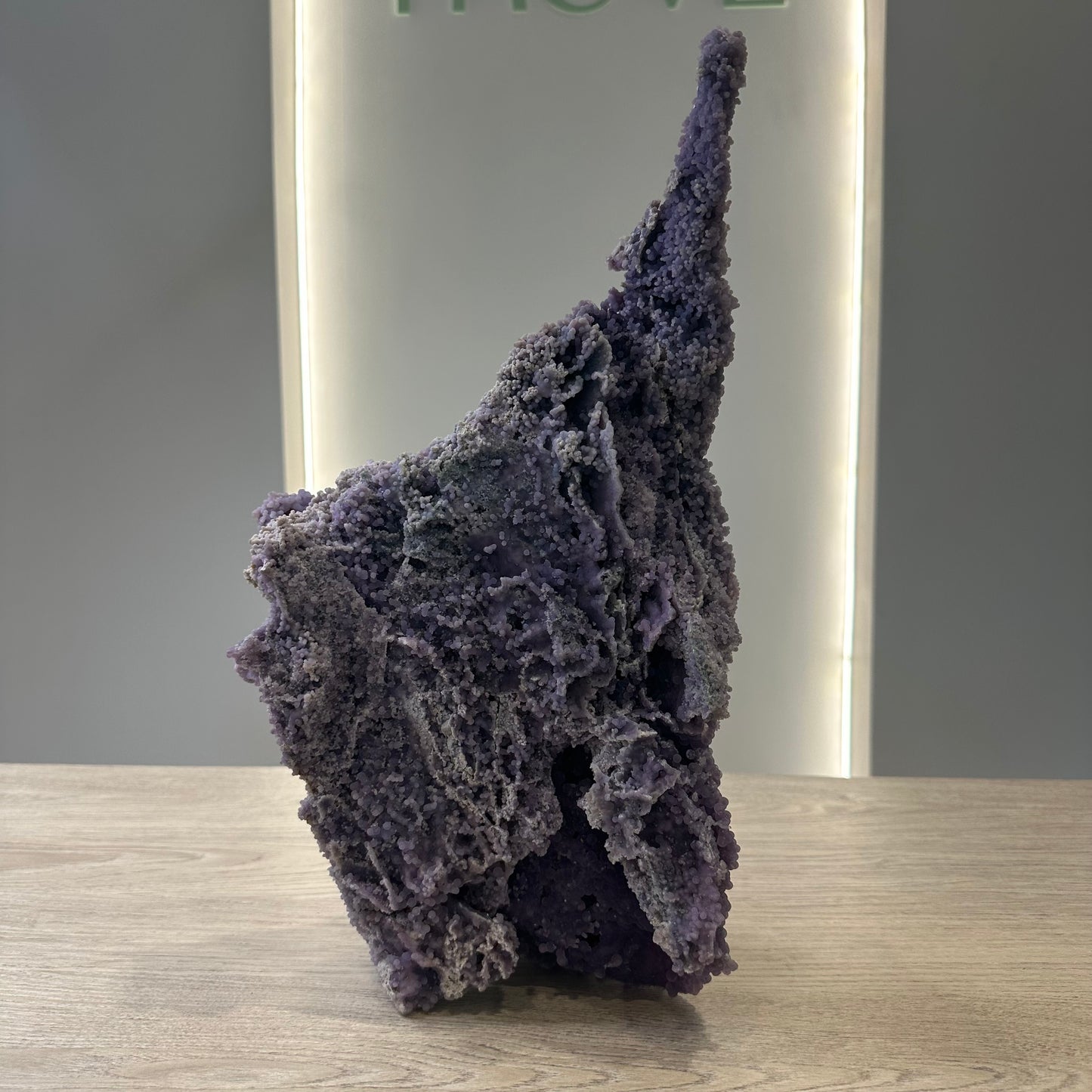 Grape Agate Free Form, 1019g, ideal for meditation and stress relief, enhances inner strength and confidence with healing properties.