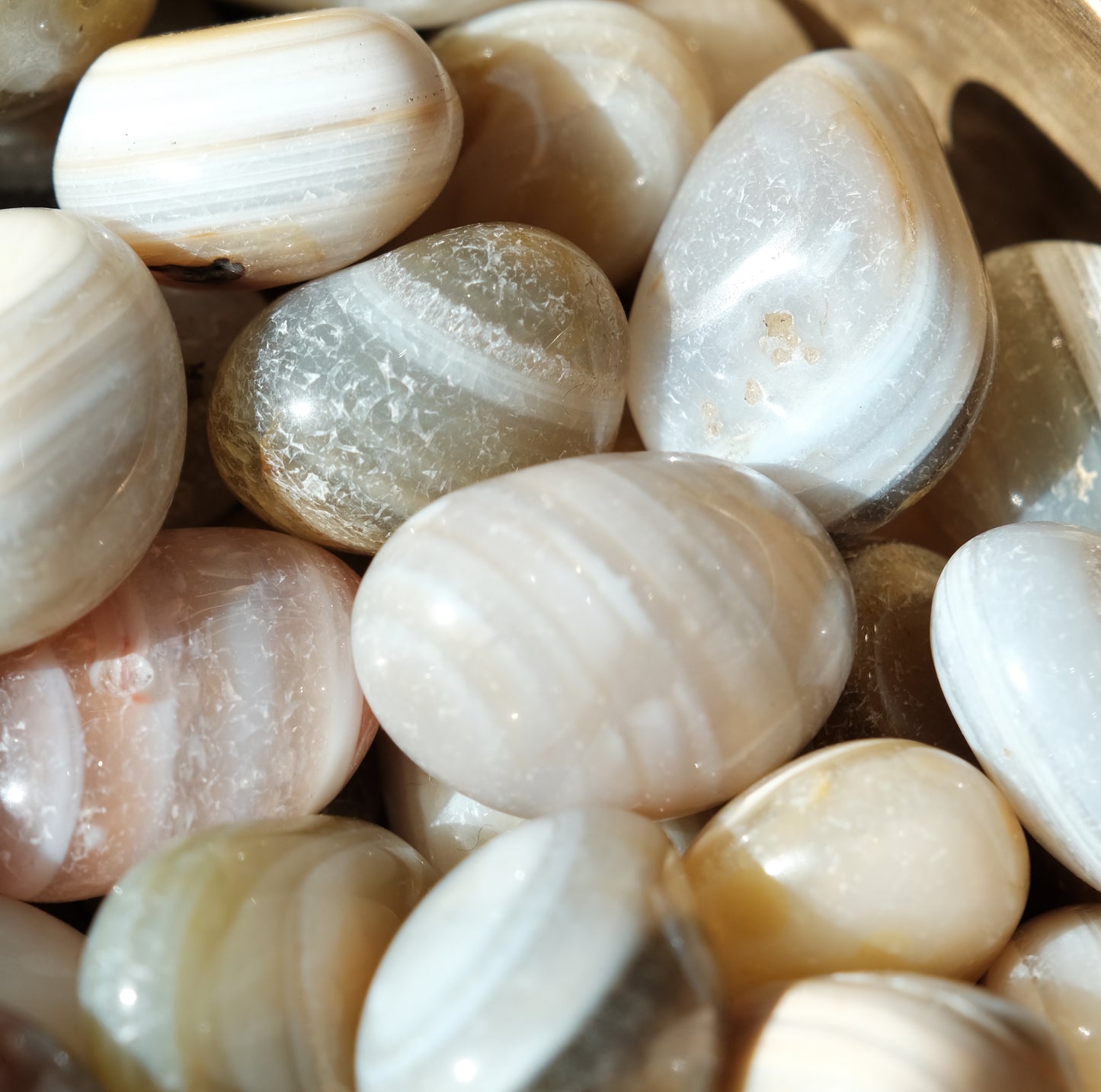 Smooth banded agate tumbled stones in shades of white and beige, ideal for rebalancing and harmonising energy, size 15-30 MM.