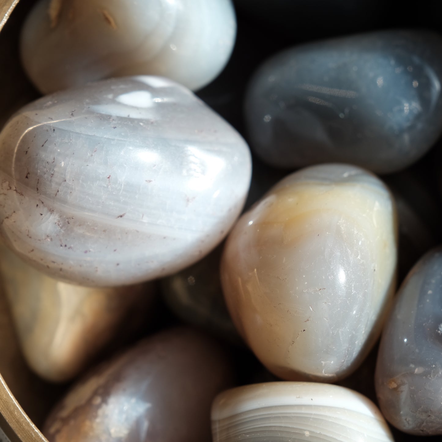 Smooth agate tumbled stones for balance and healing, enhancing focus and tranquility, perfect for stress relief and inner peace.