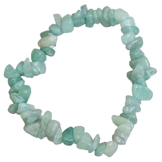 Green Aventurine chips bracelet for energetic balance and emotional well-being, featuring natural stone pieces.