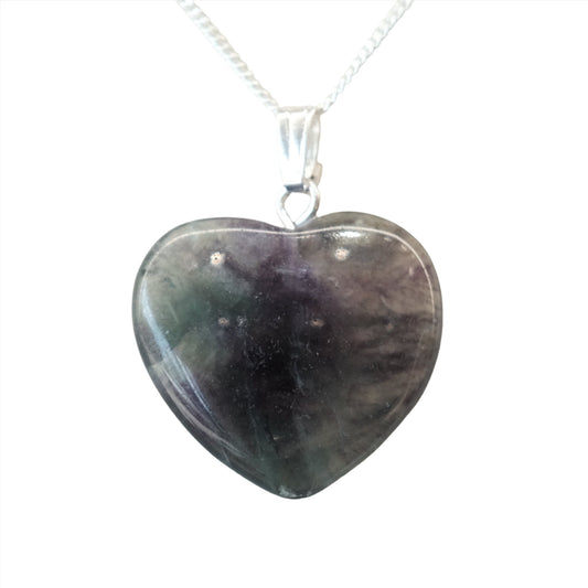 Fluorite heart pendant with chain, promoting positive energy and balance, ideal for enhancing concentration and self-confidence.