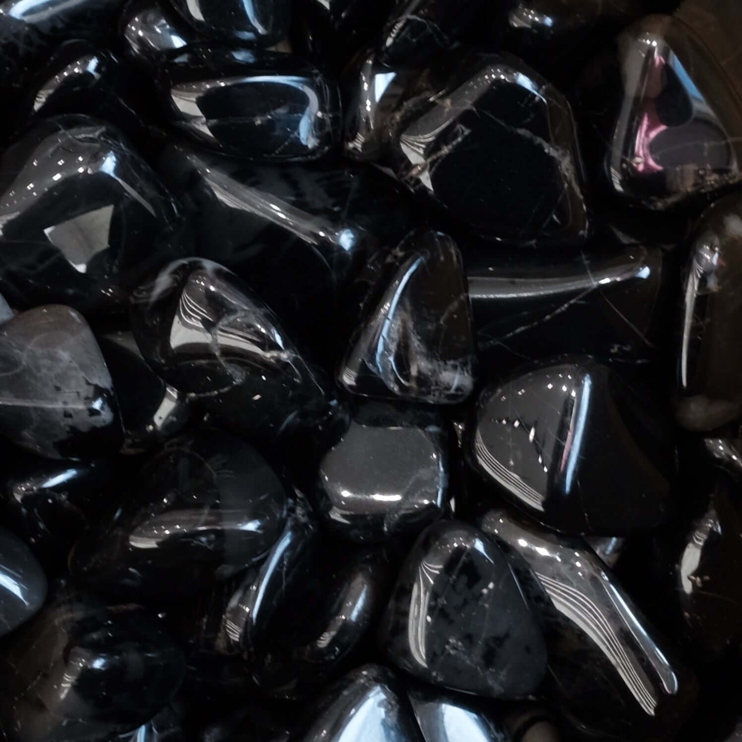 Black Onyx tumble stones 10-20MM for strength, self-confidence, and decision-making enhancement.