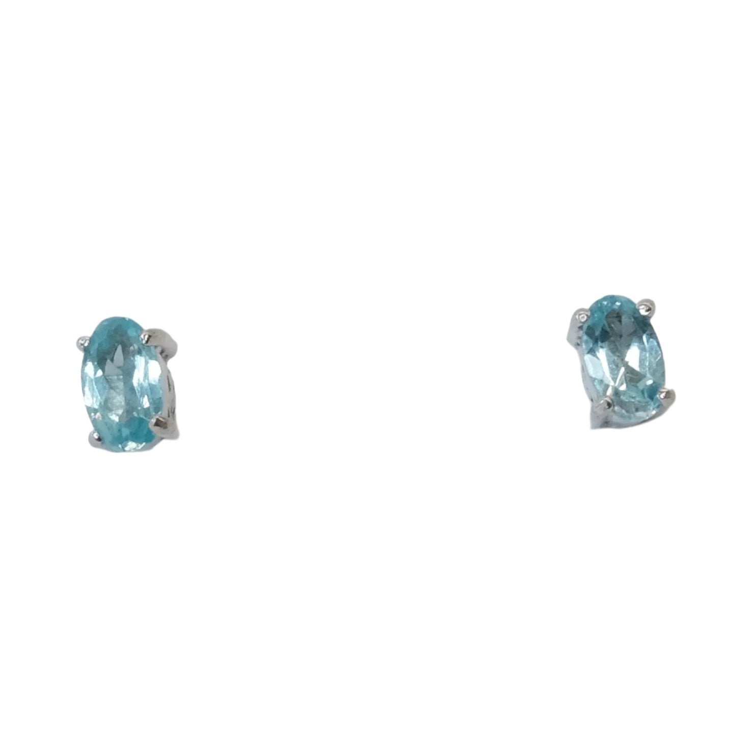 Apatite earrings featuring turquoise gemstones, believed to enhance meditation and communication, set in minimalist design.