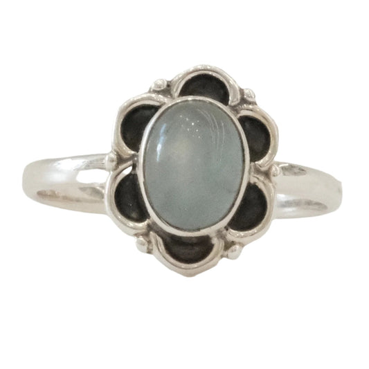 Aquamarine sterling silver flower ring size 8, promotes courage and calmness, aids in reducing stress and enhancing perception.